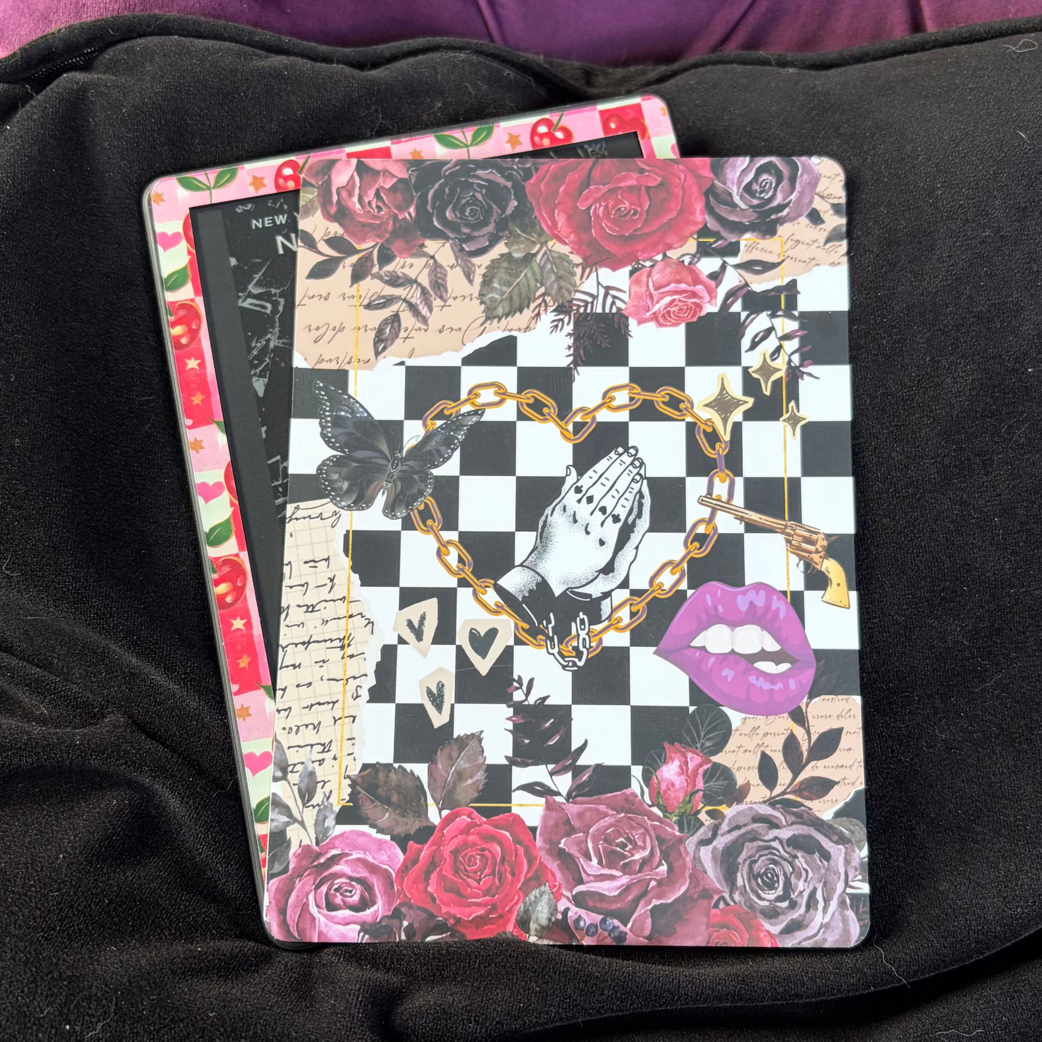 Dark Romance Checkers, Kindle Backing Insert, scrapbook, black and white, roses, chains, bookish theme, mafia romance

Made to order. Made to fit your specific model. Matte laminated for durability. Easy to install in a clear case.&nbsp;