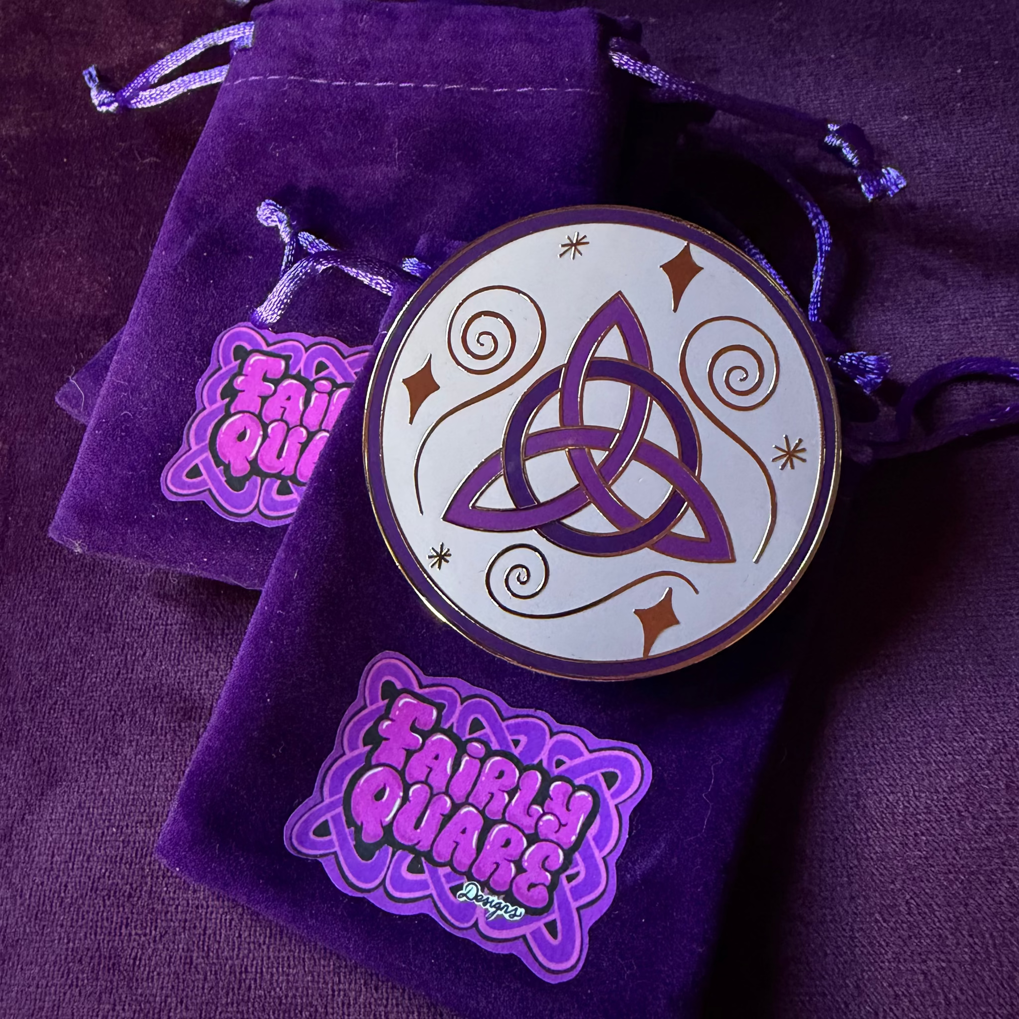 Magnetic Metal Device Grip - Celtic Dreamer. Dreamy Purple and shiny gold elements on an electroplated enamel Grip.&nbsp;

Durable Grip, comes with an attachable magnetic ring so can be used on any device. Compatible with any of your existing products with a magnetic ring already attached.&nbsp;