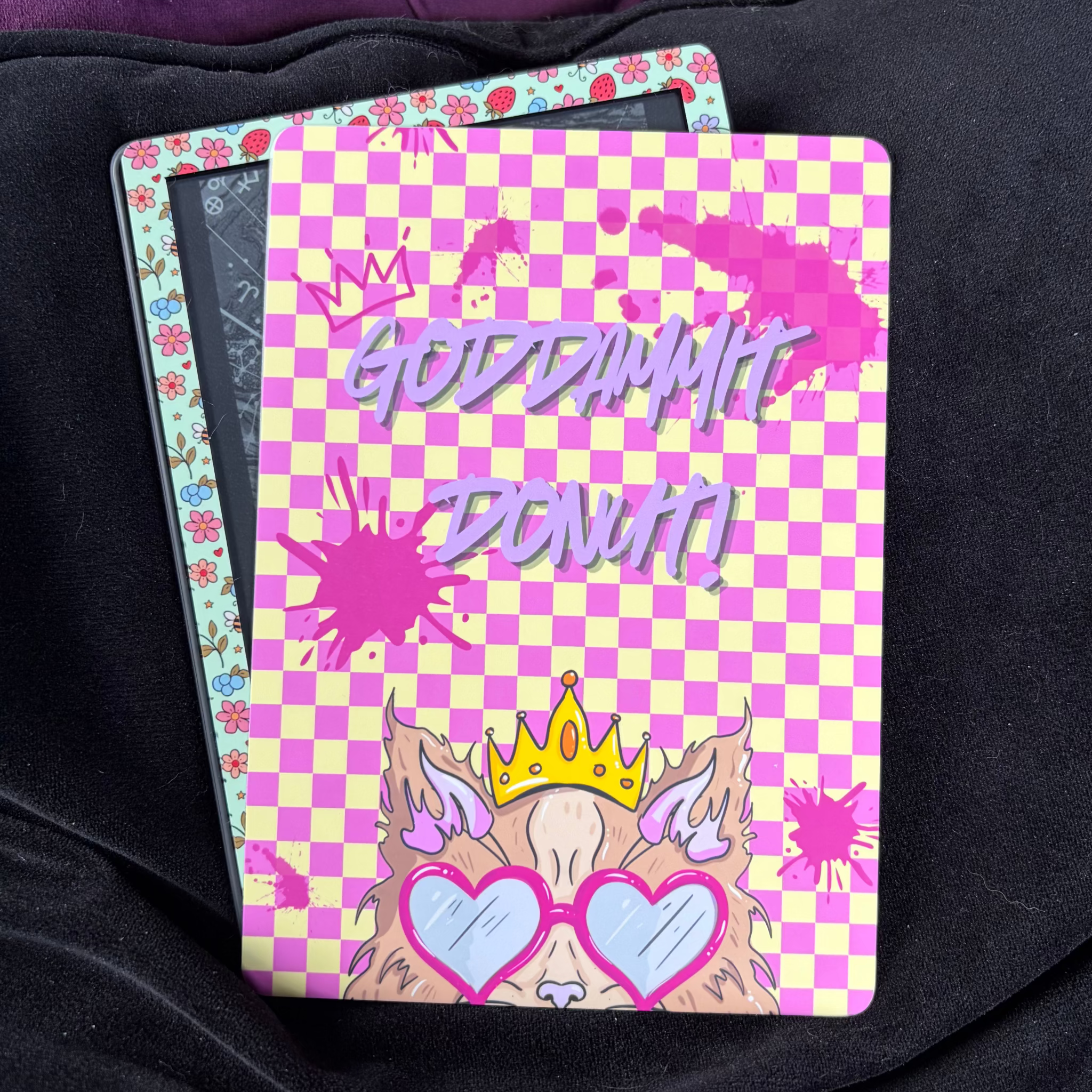 Princess Donut, Kindle Backing Insert. Lit RPG. Dungeon Crawler Carol. Bookish. Cat with crown on checker yellow and pink backround with splatter paint

Made to order. Made to fit your specific model. Matte laminated for durability. Easy to install in a clear case.&nbsp;