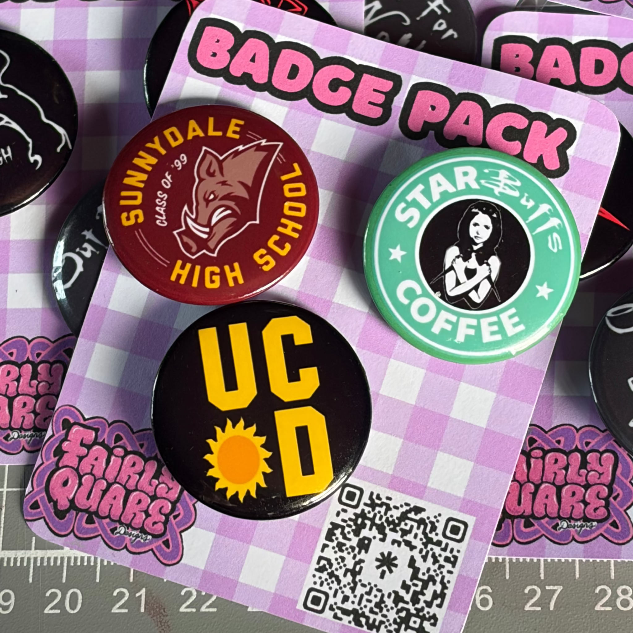 Sunnydale Highschool/ StarBuffs / UCD SunnyDale

3 Pack of 1.25mm Button Pin Badges, with metal backing.

Handmade